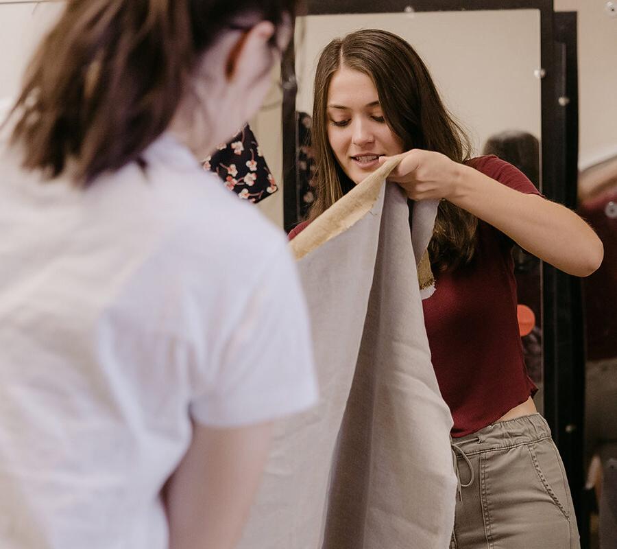 students from the degree in 剧院 arts making a costume with fabric