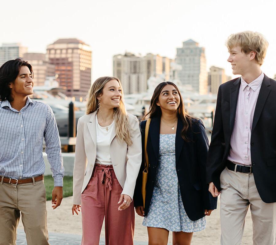 Students from the business administration BSBA program walk along the intercoastal in 西十大赌博网站.